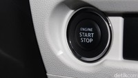 Dan khusus tipe GX juga, Suzuki Ignis dibekali keyless entry & push start/stop button. Jadi, untuk menyalakan mobil cukup menekan tombol itu.