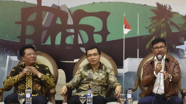 Politikus PPP Achmad Baidowi (tengah) meminta Sukmawati meminta maaf.