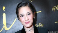 Ia tak bisa menahan senyumnya. Pool/Palevi S/detikFoto.