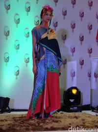 Mel Ahyar First Padukan Unsur Tren 2017, Tabrak Motif & Warna Botanikal