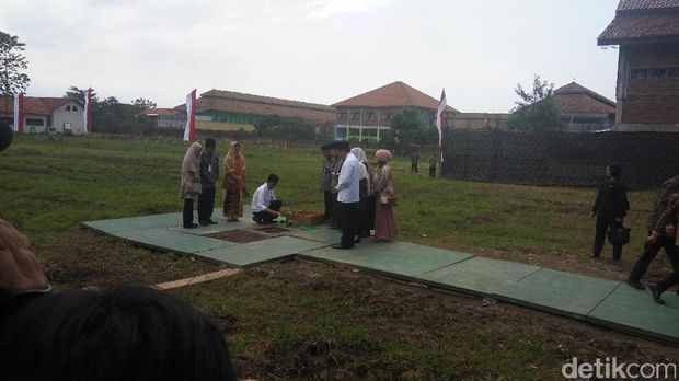 Jokowi Letakkan Batu Pertama Pembangunan Ponpes Buntet Cirebon