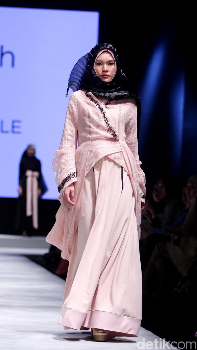 Koleksi Irna La Perle for Wardah dengan mengangkat tema Fidelium di Muslim Fashion Festival 2017. Jakarta Convention Center. Senayan. Jakarta. [Foto: Mohammad Abduh/Wolipop]