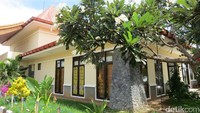 Toko SEA Duty Free berada satu gedung dengan kantor imigrasi di pos perbatasan Timor Leste di Batu Gede. Ini batas paling jauh masuk Timor Leste jika tanpa cap imigrasi (Fitraya/detikTravel)