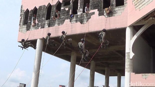 Simulasi Anti Teror, Brimob Polda Aceh Lumpuhkan 4 Teroris