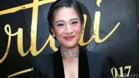 Aktris berusia 35 tahun itu tampak seperti anak kecil yang sangat excited. Pool/Palevi S/detikFoto.