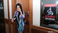Ia sempat menghindari wartawan yang hendak mewawancarainya.
