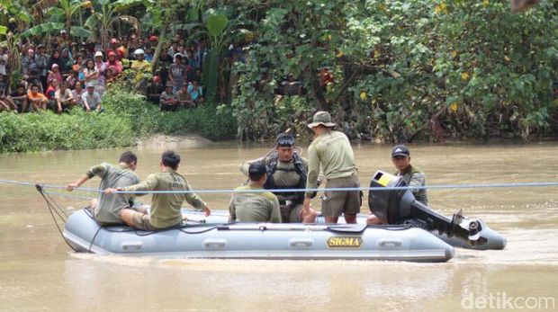 6 Perahu Karet Dikerahkan Cari Korban Insiden Perahu Tambang