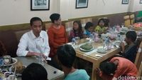 Jokowi bersama rombongan makan Empal Gentong Haji Apud (Bagus/detikcom)