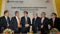 Hadir dalam acara tersebut Direktur Idot Supriadi, Direktur Edhie Sarwono, Direktur Iwan Hadiantoro, Presiden Direktur Gidion Hasan, Direktur FX Laksana Kesuma, Direktur Loudy Irwanto Ellias dan Direktur Iman Nurwahyu saat Rapat Umum Pemegang Saham di Kantor Pusat United Tractors, Jakarta.