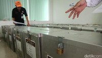 Petugas dari Panitia Pemilihan Kecamatan (PPK) Menteng menghitung kotak suara yang akan didistribukan ke kelurahan.