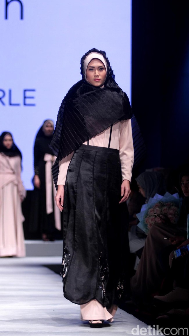 Koleksi Irna La Perle for Wardah dengan mengangkat tema Fidelium di Muslim Fashion Festival 2017. Jakarta Convention Center. Senayan. Jakarta. [Foto: Mohammad Abduh/Wolipop]