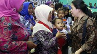 Menko PMK Puan Maharani juga berdialog dengan warga.