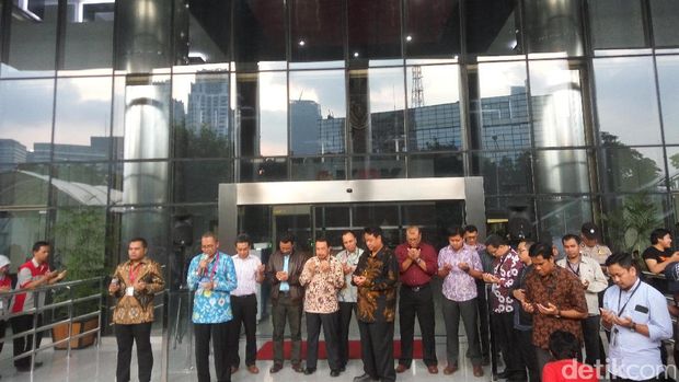 Pegawai KPK menggelar aksi solidaritas untuk Novel Baswedan.