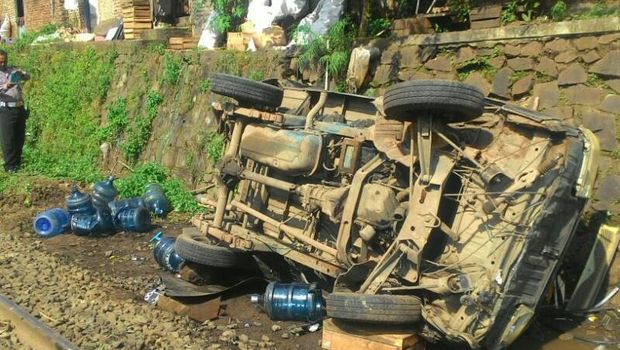 Mobil pikap bernopol A 8064 D mengalami mati mesin hingga akhirnya tertabrak kereta.