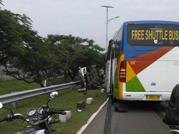 Kecelakaan Maut di Bandara Soekarno Hatta, Innova Terbalik dan Honda Beat Hancur