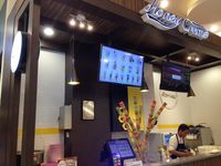 Honey Creme : Enaknya Soft Ice Cream Vanilla Topping Sarang Lebah Gaya Korea