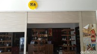 Toko SEA Duty Free tidak besar. Ukurannya sekitar 8x3 meter dengan pintu rolling door yang sedikit menutup. Belanja di sini harus pake dollar AS (Fitraya/detikTravel)