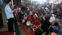 Ahok memaparkan program-programnya kepada warga.