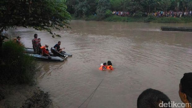 4 Motor Milik Penumpang Perahu Tambang Wringinanom Ditemukan