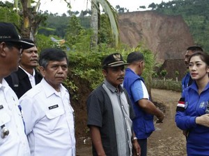 Para Istri Anggota Fraksi Demokrat Bantu Korban Longsor Ponorogo