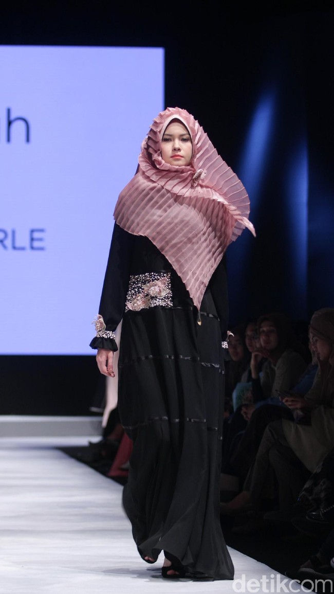 Koleksi Irna La Perle for Wardah dengan mengangkat tema Fidelium di Muslim Fashion Festival 2017. Jakarta Convention Center. Senayan. Jakarta. [Foto: Mohammad Abduh/Wolipop]