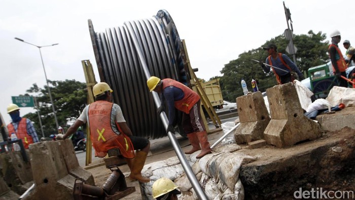 PLN memasang kabel bawah tanah 150 kV di Manggarai, Jakarta, Kamis (13/4). Pemasangan ini dalam rangka meningkatkan pelayanan dan kehandalan pasokan listrik.