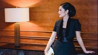 Ia tampil menawan dengan kebaya hitam rancangan Didit Hediprasetyo. (Dok. Instagram/therealdisastr)