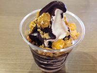 Honey Creme : Enaknya Soft Ice Cream Vanilla Topping Sarang Lebah Gaya Korea