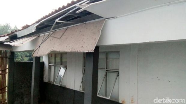 2 Ruangan di SMP PGRI 2 Tenjo Bogor Roboh 
