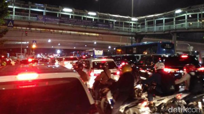 Tak Cuma Tol, Jalanan di Dalam Jakarta Juga Macet Total