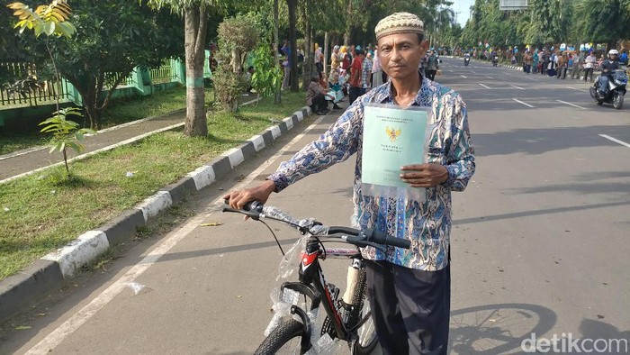 Penjahit Ini Dapat Sertifikat Tanah dan Sepeda dari Jokowi