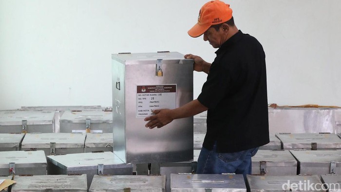 Logistik Pilkada DKI Sampai ke Kecamatan — Petugas dari Panitia Pemilihan Kecamatan (PPK) Menteng mengecek 104 kotak suara di Kelurahan Menteng, Jakarta, Kamis (13/4). Logistik ini akan didistribusikan ke kelurahan pada H-2 dan ke TPS pada H-1 pemungutan suara. Pilkada DKI Jakarta akan dilakukan 19 April pekan depan.