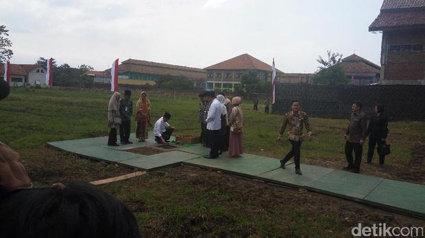 Jokowi Letakkan Batu Pertama Pembangunan Ponpes Buntet Cirebon