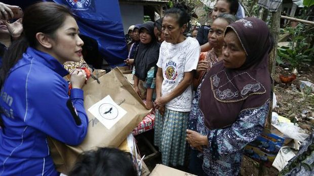 Para Istri Anggota Fraksi Demokrat Bantu Korban Longsor Ponorogo