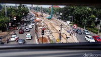 Saat ini di lokasi terlihat sudah terpasang pagar seng di kedua arahnya.
