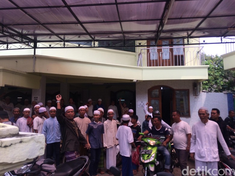 Teriakan Usir dan Pergi Menggema Usai Djarot Salat Jumat di Tebet Teriakan Usir dan Pergi Menggema Usai Djarot Salat Jumat di Tebet