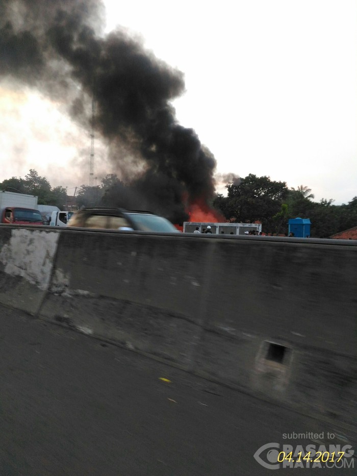 Rumah Terbakar di Pinggir KM 33 Tol Jakarta Arah Cikampek