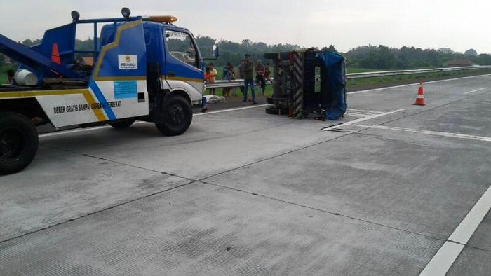 Pikap Berpenumpang 9 Orang Terguling di Tol Sumo