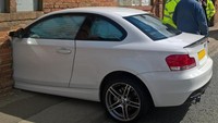 Ya, inilah yang terjadi pada sebuah BMW seri 1 di Inggris. Mobil ini dengan sempurna menabrak sebuah dinding bangunan di pinggir jalan. Menariknya, jika dilihat lebih jelas, mobil ini tidak seperti kecelakaan dan justru malah seperti sebuah karya seni yang sengaja diperlihatkan ke orang-orang yang melintas.