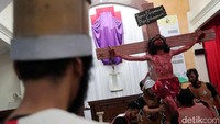 Pemuda Katolik menampilkan visualisasi penyaliban Yesus dalam prosesi Tablo Jalan Salib di Gereja Santo Tomas, Depok, Jawa Barat, Jumat (14/04/2017).