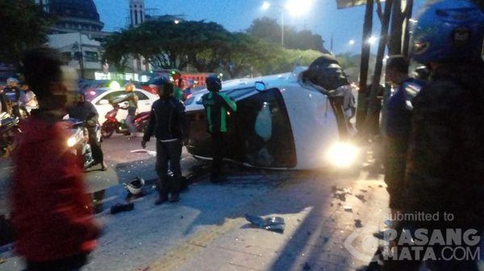 Mobil Tabrak Angkot di Tebet, Pengemudi Luka