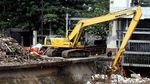 Hamparan Sampah di Pintu Air Manggarai Dibersihkan