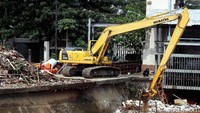 Alat berat dikerahkan untuk mengangkat sampah.