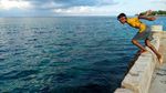 Arti Bahagia di Mata Bocah-Bocah Pencari Ikan Wakatobi