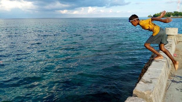 Berkenalan dengan masyarakat setempat yang penuh riang