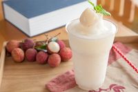 Frozen yoghurt dengan paduan leci.