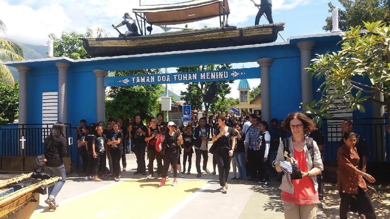 Kapela Tuhan Meninu Kapela Tuhan Meninu jadi pusat kegiatan prosesi laut, sebelum Patung Yesus tersalib dibawa ke Larantuka dalam prosesi Semana Santa