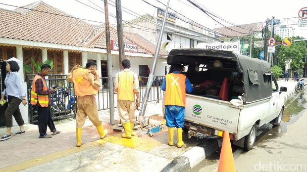 Mobil vs Angkot di Tebet Hantam Hidran, Air Terus Mengucur