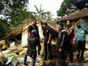 Di Caringin Sukabumi Warga Saling Membantu dengan Uang Perelek