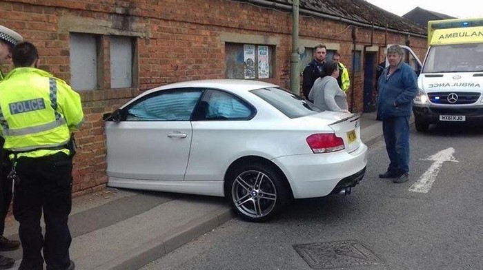 Mobil Mewah Ini Menabrak Dinding dengan Rapi